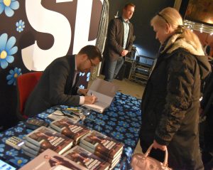 Jimmie Åkesson signerar böcker