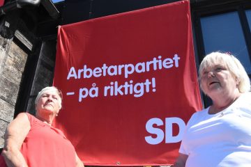 SD-sympatisörer framför Sverigedemokraternas banderoll - Arbetarpartiet på riktigt
